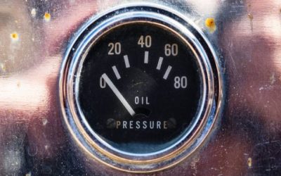 Why does the oil pressure gauge go up and down while driving?