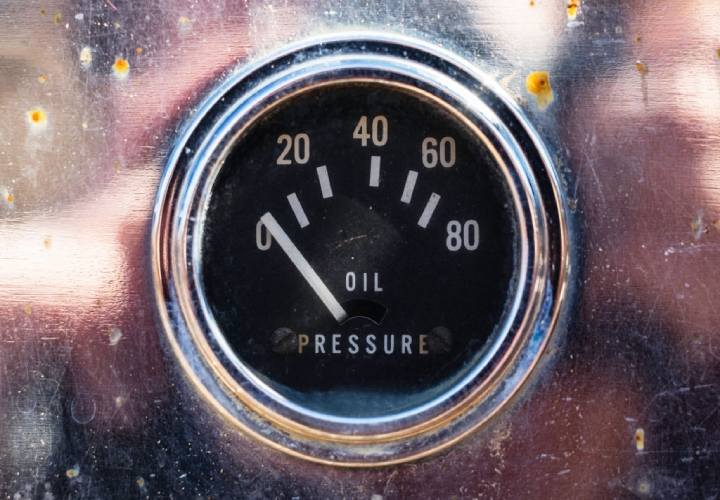 oil pressure gauge indicating 0